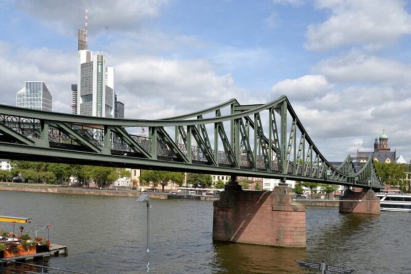 Frankfurt: A Self-Guided Audio Tour by Smartphone - Navigating the Old Town