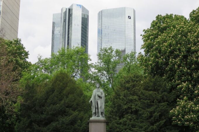 Frankfurt: Guided Walk Between Palm Trees and Skyline - Meeting Point and Availability