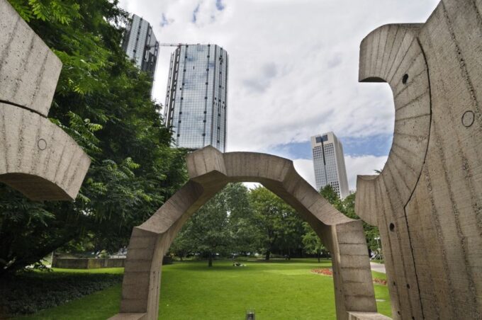 Frankfurt: Guided Walk Between Palm Trees and Skyline - Guided Tour With Expert Guides