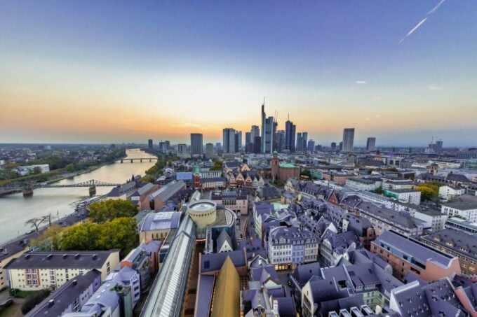 Frankfurt: Highlights and New Old Town English-Language Tour - Discovering the New Old Town