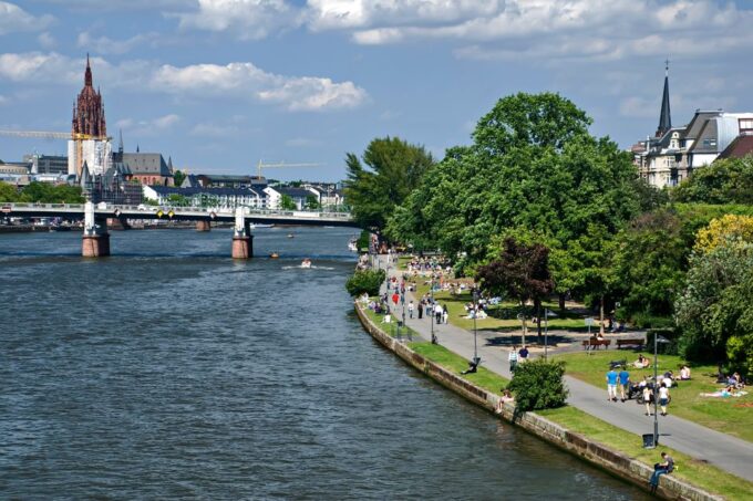 Frankfurt: Highlights Self-Guided Scavenger Hunt & City Tour - Requirements and Recommendations
