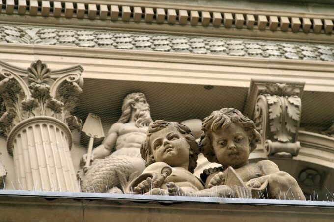 Frankfurt: Old Town Historical Walking Tour in German - Meeting Point and Logistics