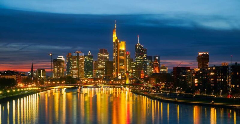 Frankfurt: Private City Center Sightseeing Walking Tour - Meeting Point and Accessibility
