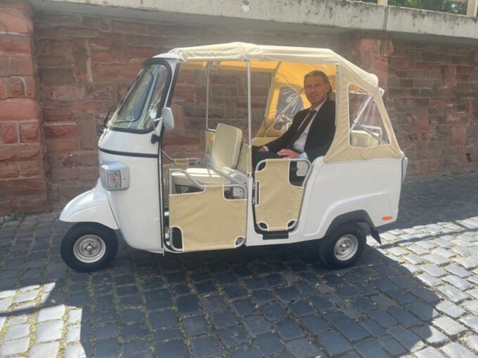 Frankfurt: Private Sightseeing Tour in Retro Ape Calessino - Retro Vehicle Charm