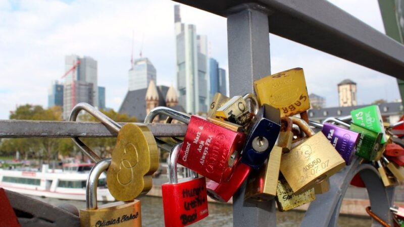 Frankfurt: Self-guided City Walk to Locals Favourite Places - Tour Experience