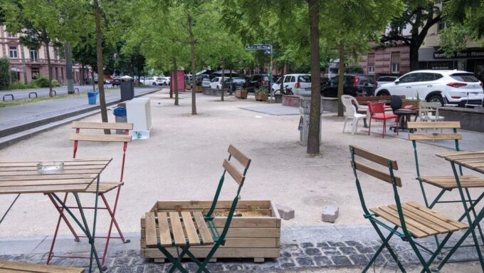 Frankfurt: Self-guided City Walk to Locals Favourite Places - Immerse in Frankfurts History