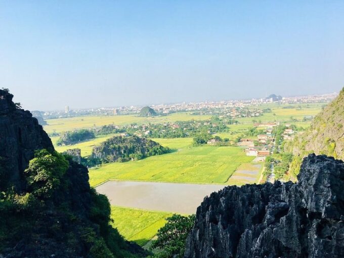 Friendly Travel: Hoa Lu - Tam Coc - Mua Cave/ Full Service - Climbing Mua Cave