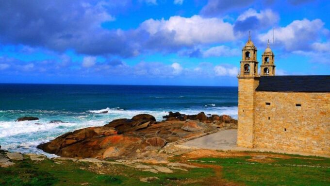 From a Coruña: Costa Da Morte & Cape Finisterre Day Tour - Lunch in Finisterre