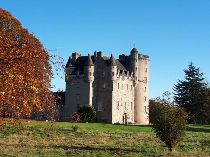 From Aberdeen: Castles, Whisky and Food Tasting Tour - Exploring Castle Fraser