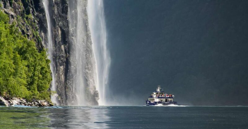 From Ålesund: Round-Trip Boat Cruise to Geirangerfjord - Onboard Amenities and Facilities