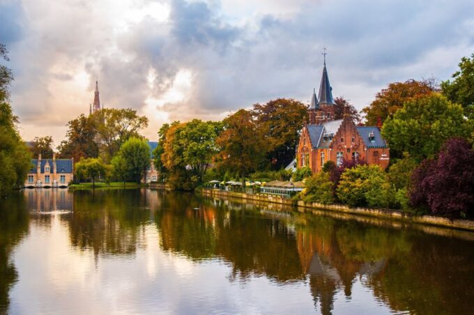 From Amsterdam: Bruges Guided Day Trip in English - Experiencing Belgian Delights
