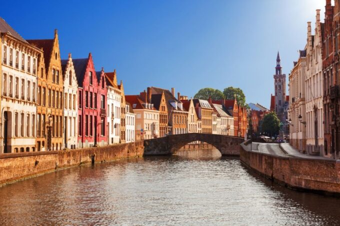 From Amsterdam: Day Trip to Bruges in Spanish or English - Minnewater and Markt Square