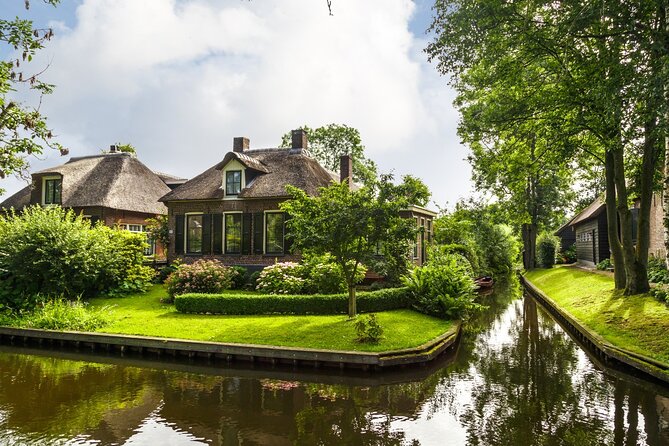 From Amsterdam: Discover the Charm of Giethoorn With Boat Cruise - Exploring Giethoorns Enchanting Canals