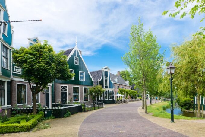 From Amsterdam: Windmills of Zaanse Schans Tour in Spanish - Tour Inclusions