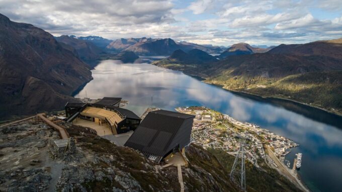 From Åndalsnes: Roundtrip Gondola Tickets - Accessibility and Mobility Considerations