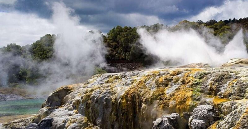 From Auckland: Rotorua Māori Village & Polynesian Spa Tour - Itinerary Highlights