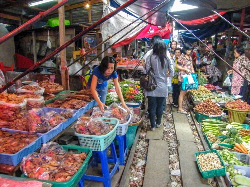 From Bangkok: Damnoen Saduak & Train Market Tour in Spanish - Inclusions