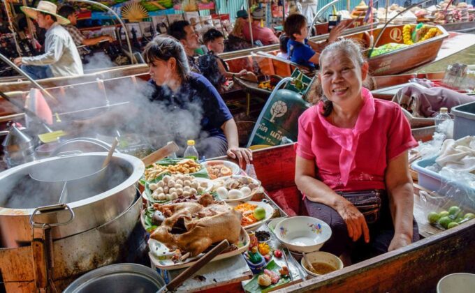 From Bangkok: Damnoen Saduak & Train Market Tour in Spanish - What to Bring