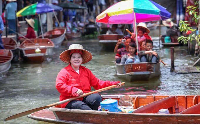 From Bangkok: Damnoen Saduak & Train Market Tour in Spanish - Restrictions