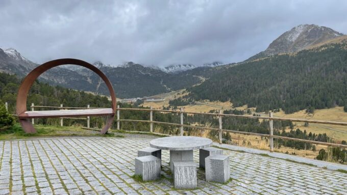 From Barcelona: Guided Day Trip to Andorra and France - Dining and Shopping Opportunities