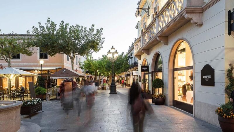 From Barcelona: Transfer to La Roca Village Outlet - Booking Information