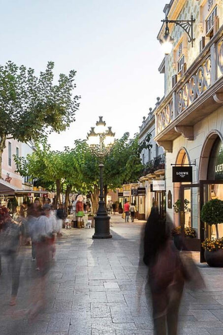 From Barcelona: Transfer to La Roca Village Outlet - Flexible Schedule for Stress-Free Shopping