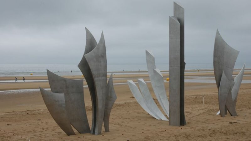 From Bayeux: Omaha Beach, Cemetery, and Pointe Du Hoc Tour - Omaha Beach Experience