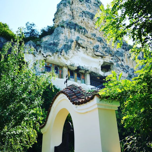 From Bucharest: Private Guided Tour to Veliko Tarnovo - Arbanasi Village Tour