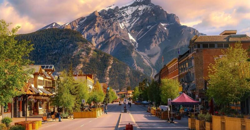 From Calgary: Private Lake Louise and Banff Day Trip - Itinerary Highlights