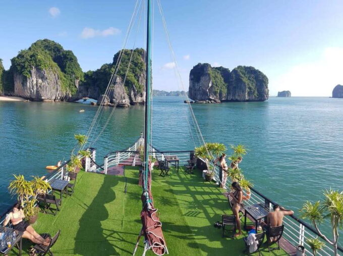 From Cat Ba: Full-Day Tour Explore the Stunning Lan Ha Bay - Cuisine and Refreshments