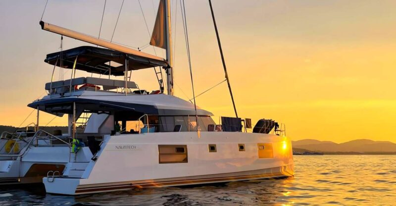 From Chania: Agioi Theodoroi Catamaran Dinner Cruise - Onboard Amenities