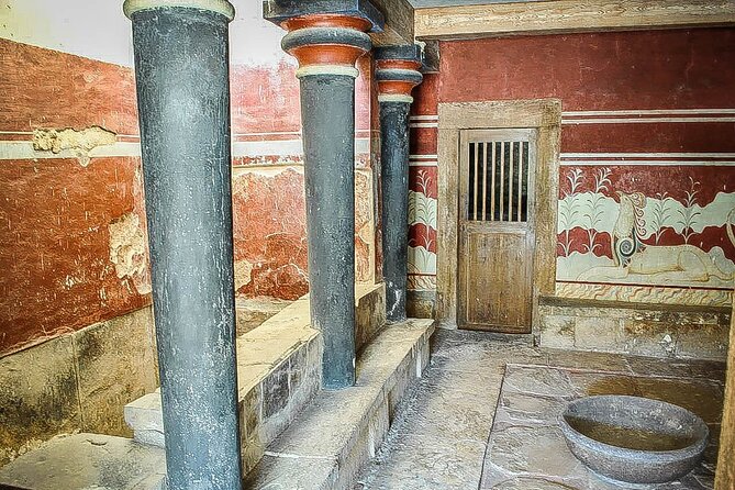 From Chania : Knossos Palace & Archeological Museum Tour - Visiting Knossos Palace