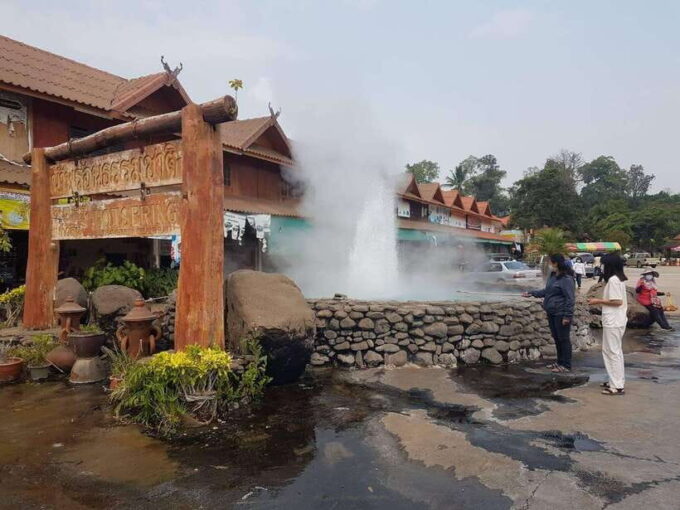 From Chiang Mai > Chiang Rai White & Blue Temple+Black House - Mae Khachan Hot Spring