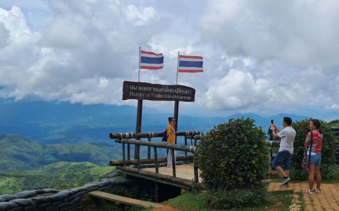 From Chiang Rai: Famous Temples and Golden Triangle Day Tour - Exploring Intricate Architecture