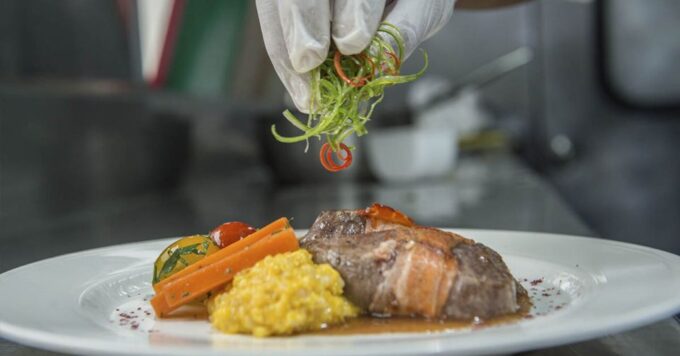 From Cusco: Trip to Puno by Titicaca Train - Dining and Entertainment