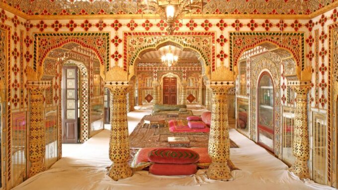 From Delhi: Full Day Jaipur City Guided Tour With Lunch - Architectural Styles and Royal Lifestyles