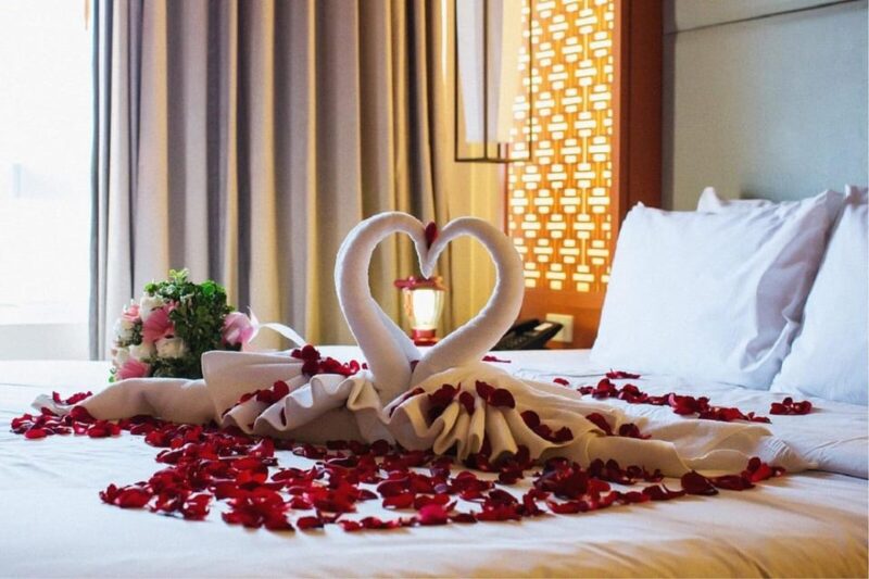 From Delhi: Luxury Taj Mahal Honeymoon Tour - Key Points