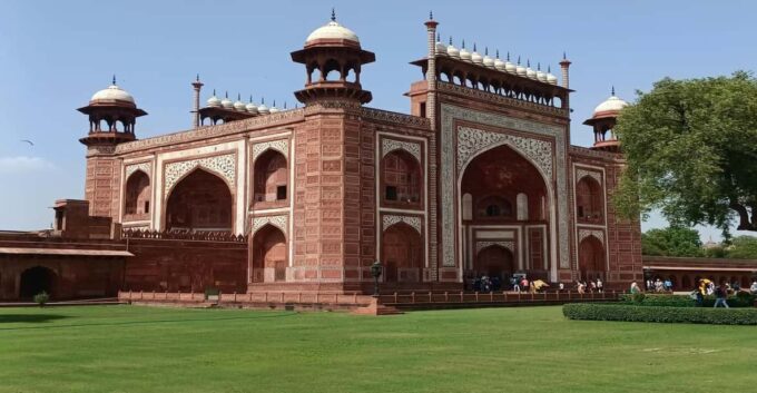 From Delhi: Sunrise Taj Mahal and Mathura & Vrindavan Tour - Pickup and Drop-off Locations