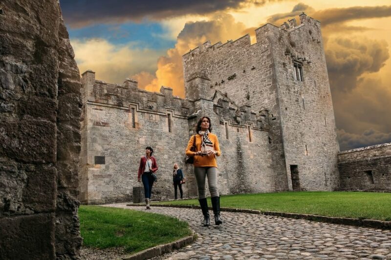 From Dublin: Cork, Cahir Castle, Rock of Cashel Tour in Spanish - Itinerary Details
