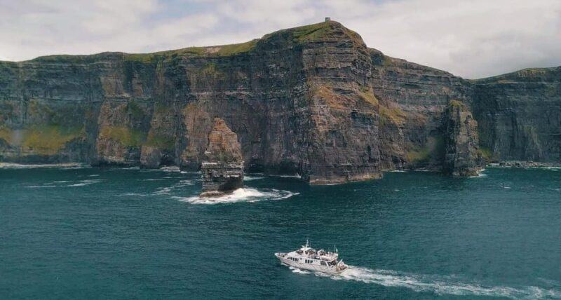 From Dublin: Galway + Cliffs of Moher Boat Cruise in Spanish - Highlights of the Tour
