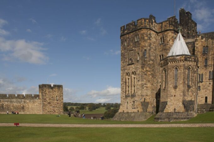 From Edinburgh: Alnwick Castle and Scottish Borders Tour - Crossing the Border