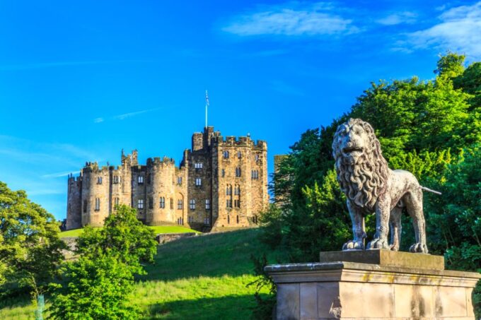 From Edinburgh: Alnwick Castle and Scottish Borders Tour - Visiting Kelso and Alnwick