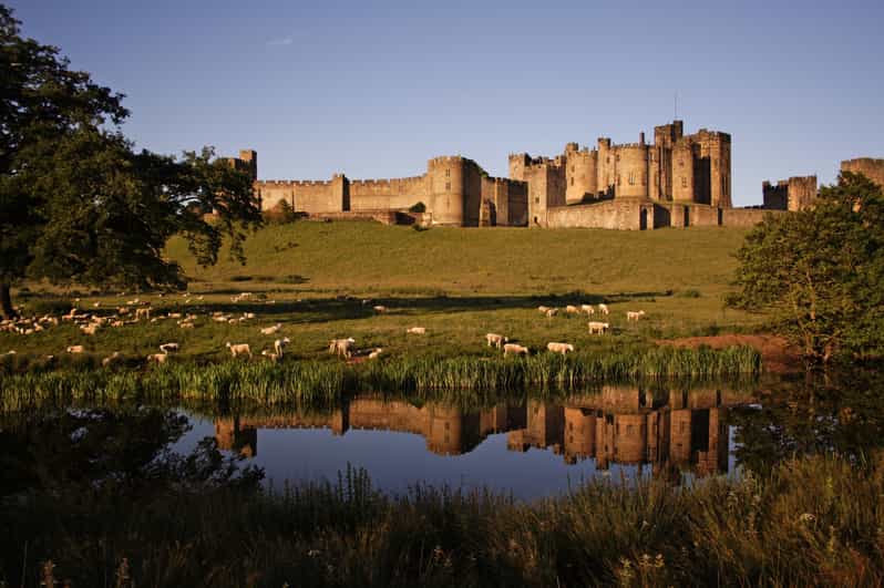 From Edinburgh: Holy Island, Alnwick Castle & Northumbria - Itinerary Highlights