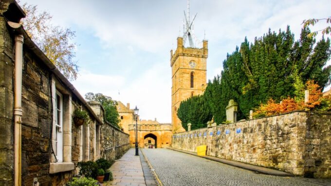 From Edinburgh: The Outlander Experience Guided Tour - Visit Linlithgow and Blackness Castle