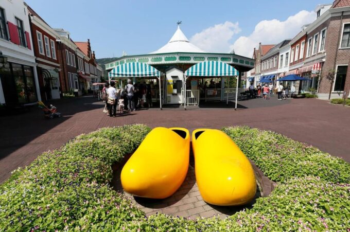 From Fukuoka: Private Day Trip to Huis Ten Bosch Theme Park - Enchanting LED Light Show at Night