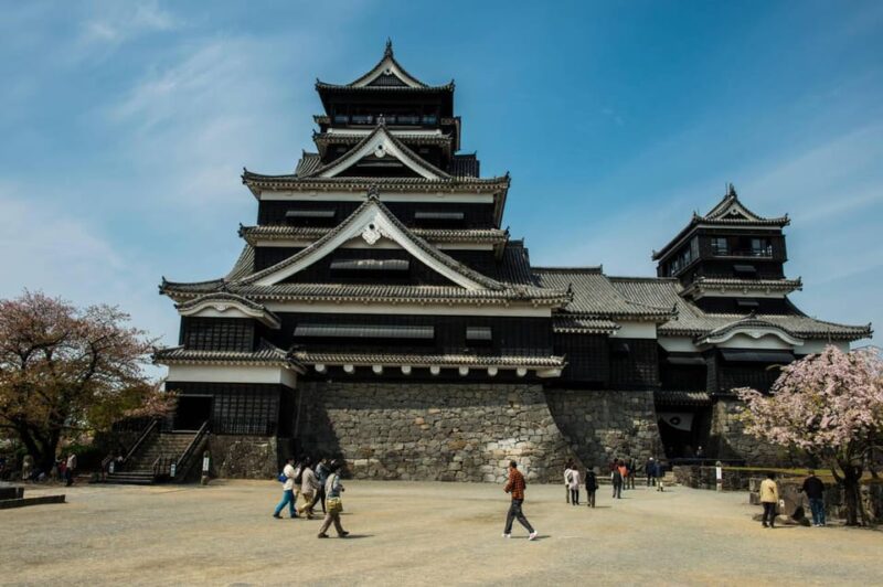 From Fukuoka: Private Mount Aso & Kumamoto Castle Day Trip - Kumamoto Castle: A Samurai Stronghold