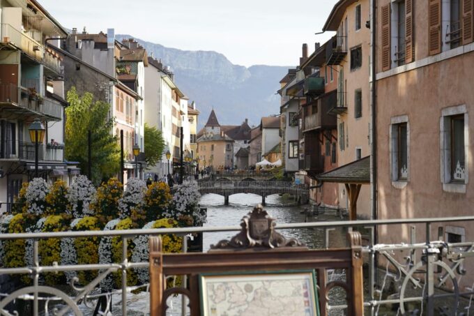 From Geneva: Day Tour for Palais De Iîle, Lake Annecy,Etc. - Scenic Lake Annecy Cruise
