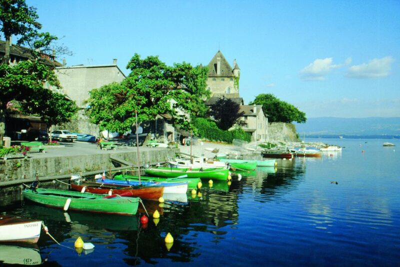 From Geneva: Day Tour to Chamonix & Yvoire Medieval Village - Admire Yvoires Castle and Ramparts