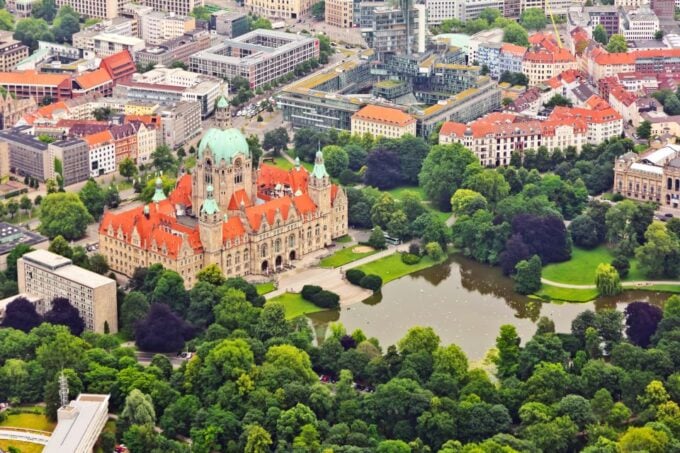 From Hamburg: Private Guided Day Trip to Hanover - New Town Hall and Landesmuseum