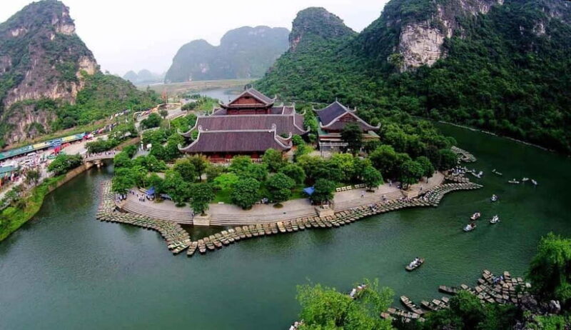 From Hanoi: Bai Dinh, Trang An Mua Cave - A Scenic Day Tour - Visiting the Bai Dinh Temple Complex